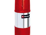 un gros plan d'un aspirateur rouge et argenté sur fond blanc