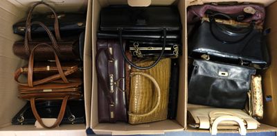 une boîte remplie de nombreux modèles différents de sacs à main