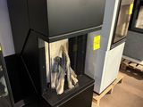 une photo d'une vitrine dans laquelle se trouve un chien