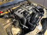 le moteur d'une voiture qui se trouve sous le capot