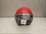 un casque muni d'une étiquette, posé sur une table