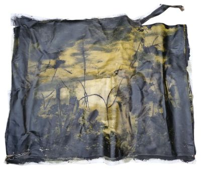 une image représentant un motif tie-dye noir et jaune sur un morceau de tissu