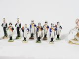 de nombreuses figurines représentant des hommes en uniforme militaire