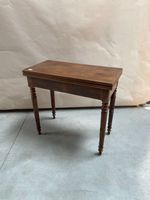 Une TABLE à jeu en acajou, le plateau basculant.
