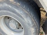 un gros plan d'un pneu crevé sur un camion