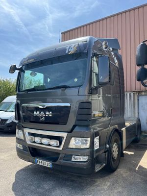 un camion noir garé devant un immeuble