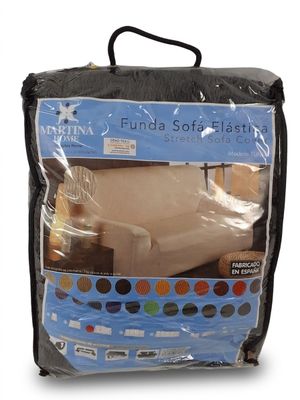 Emballage d'un canapé en plastique dans un sac en plastique, sur fond blanc