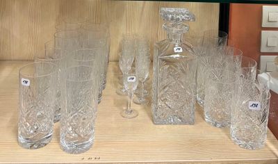 des bouteilles et des verres sur une étagère dans un magasin de verrerie