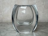 un vase en verre posé sur un plan de travail en marbre