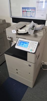 une imprimante posée sur un bureau dans une pièce