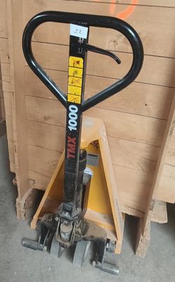 une image d'un chariot élévateur dans un entrepôt