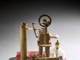 une maquette d'une machine à vapeur posée sur un socle en marbre