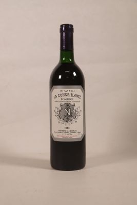 une bouteille de vin posée sur une table