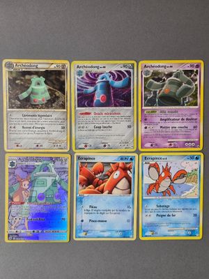 plusieurs cartes Pokémon empilées les unes sur les autres sur une table