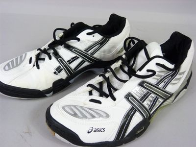 une paire de chaussures de tennis posée sur une table