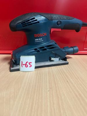 une ponceuse orbitale Bosch posée sur une table, avec une étiquette de prix