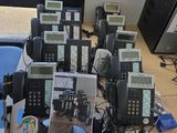 de nombreux téléphones posés sur un bureau près d'une fenêtre