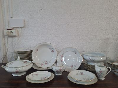 une table sur laquelle se trouvent plusieurs assiettes et bols