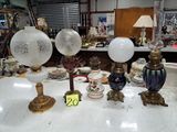 beaucoup de vases et de lampes sur la table