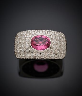 une bague en tourmaline rose et diamant