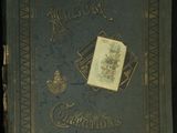 un vieux livre avec une illustration sur la couverture, posé sur une table