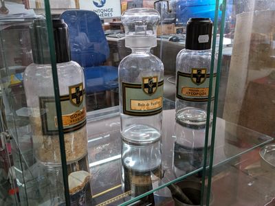 de nombreuses bouteilles d'alcool exposées dans une vitrine