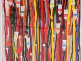 plein de cravates de différentes couleurs dans une boîte transparente