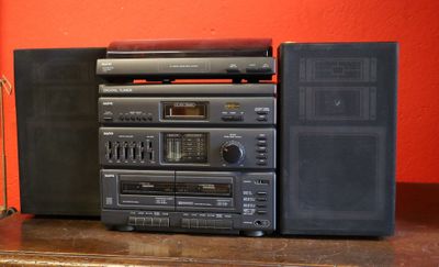 an image of a stereo system sitting on top of a wooden table
