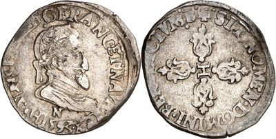 une pièce d'argent avec une croix au recto et une croix au verso