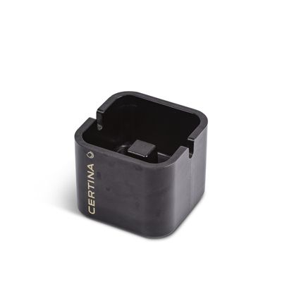 une petite boîte noire posée sur une surface blanche