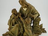 statue en bronze représentant un homme et deux enfants assis par terre