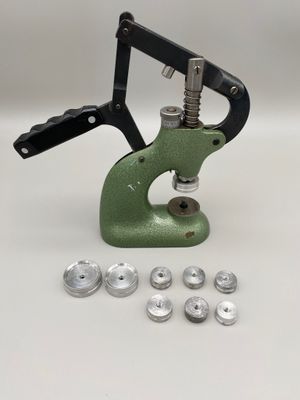 une image représentant une machine verte et noire avec tout un tas de vis