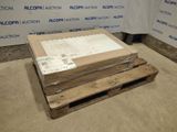 une pile de cartons sur une palette devant un mur