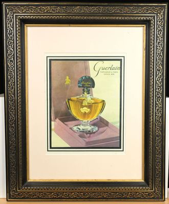 une image représentant un tableau encadré représentant un flacon de parfum posé sur une table