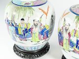 paire de vases orientaux ornés de personnages peints, posés sur un socle