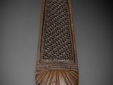 une vieille plaque en bois ornée d'un motif décoratif