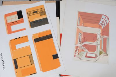 une photo montrant une pile de papiers posés sur une table