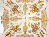 Gros plan sur une écharpe carrée ornée d'un motif
