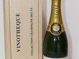 une image représentant une bouteille de champagne à côté d'une caisse en bois