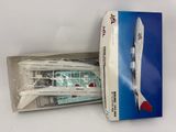 la boîte est ouverte pour montrer la maquette d'un avion