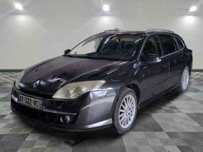 la photo d'une voiture noire garée dans un garage