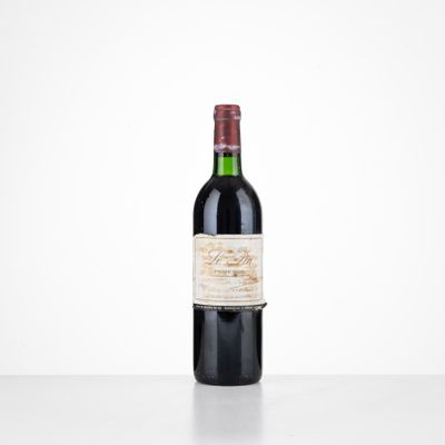 une bouteille de vin rouge posée sur une table