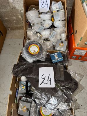 une boîte en carton remplie d'objets divers et d'une étiquette de prix