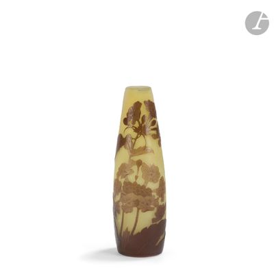 un vase orné d'un motif marron et blanc