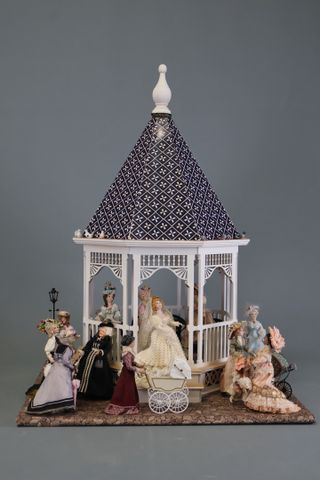 Diorama - « Le kiosque », scène animée de personnage féminin avec...
