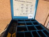 une boîte bleue contenant des outils, posée sur une table