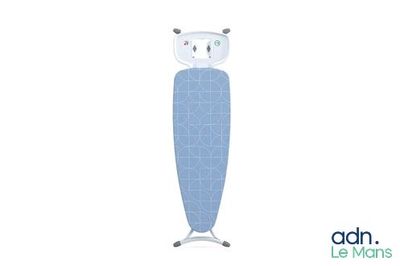 une planche à repasser bleue posée sur un support