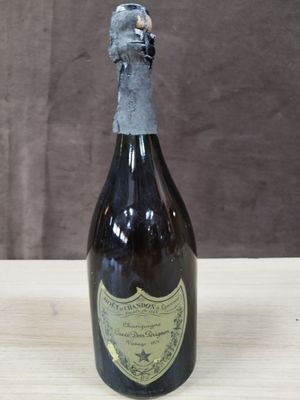 une bouteille de vin posée sur une table