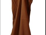 une robe marron suspendue à un cintre en bois