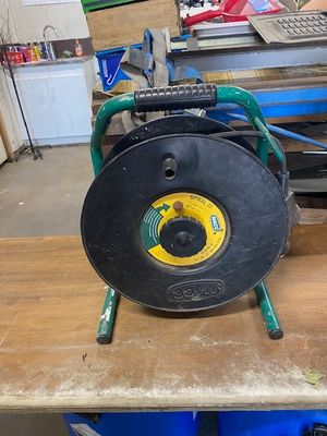 une photo d'une bobine posée sur un établi dans un atelier